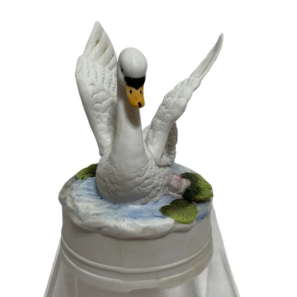 Vintage Porcelain Swan‎ Music Box Rotating Figurine White Bird Lily Pad Matte